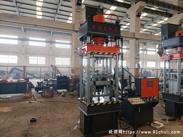 

厂家直销100吨陶瓷粉成型液压机粉末冶金液压机压块机