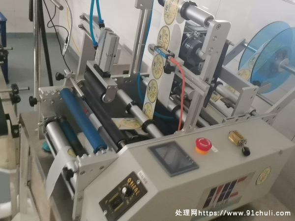 

圆柱产品自动打印日期贴标机电脑控制