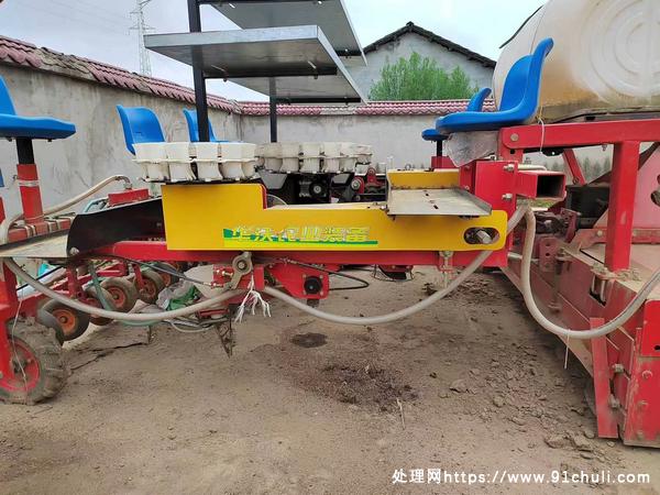 

华沃蔬菜移栽机2.4米40cm5行带浇水车速调节株距联系