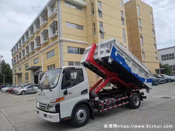 

江淮勾臂垃圾车动力强劲承载大爬坡能力强