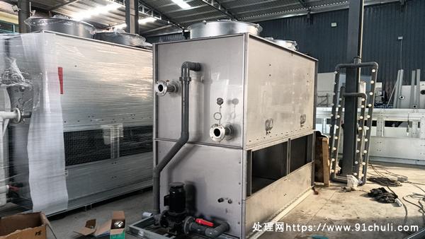 

100T闭式冷却塔配置3.3x1.5x2.8米全新