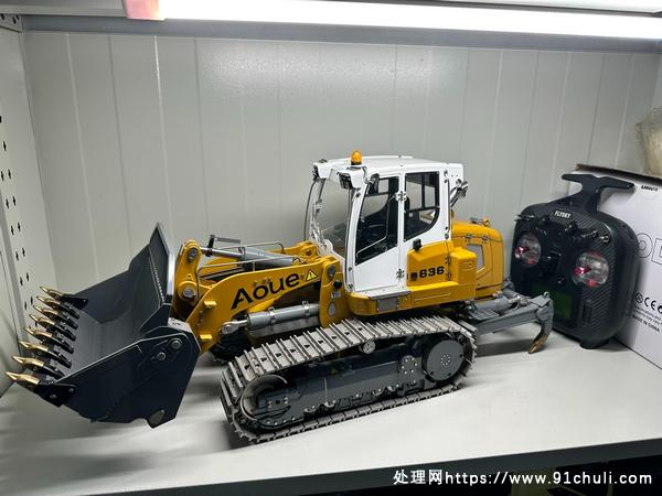 

镭速利勃海尔636履带装载机声组遥控器全新试玩