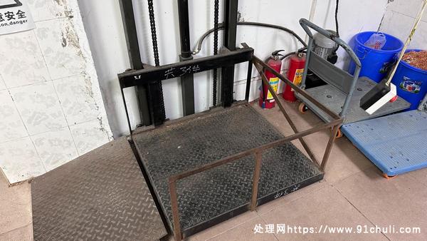 

单轨液压升降机工厂搬迁低价出售载重700kg