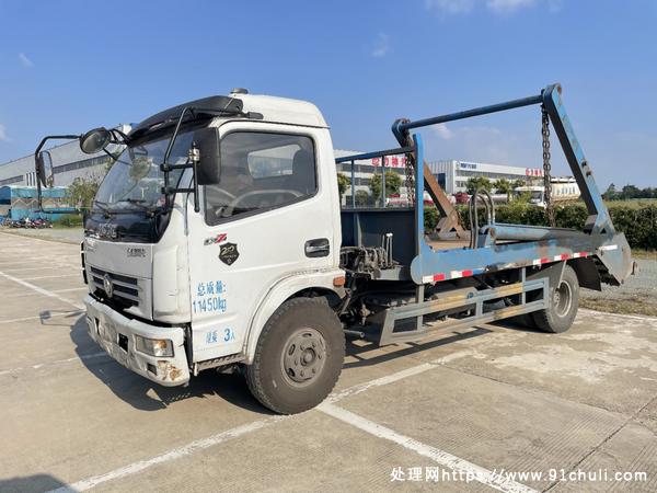 

东风多利卡10方摆臂垃圾车，朝柴156马力，3800轴距