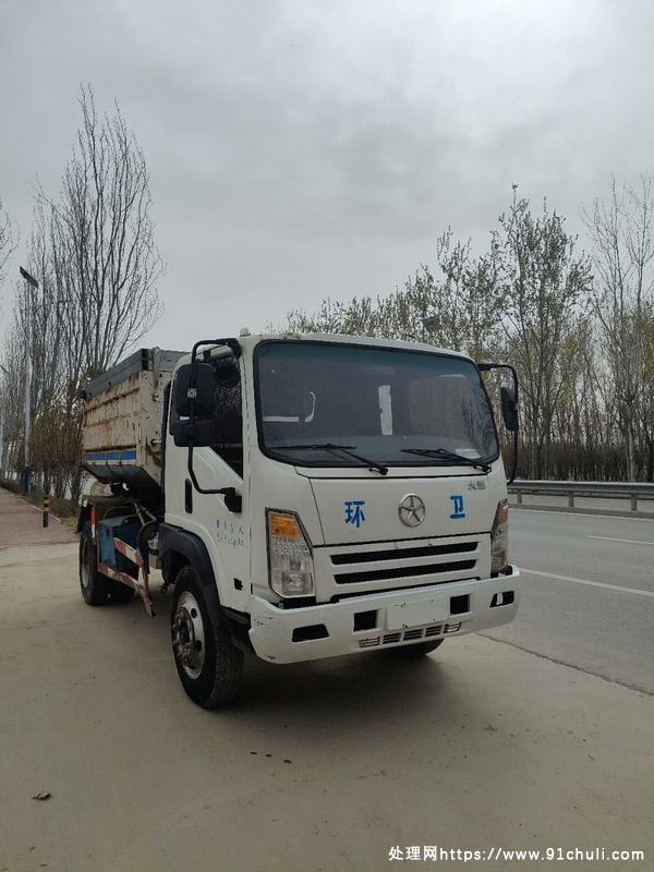 

大运8方勾臂垃圾车，云内170马力，国五排放