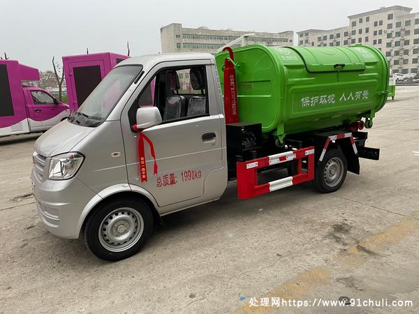 

国六东风小康勾臂垃圾车3方箱1500KG提升多功能