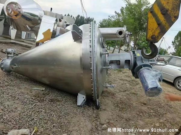 

全新锥形螺带真空干燥机到货两台电机22千瓦