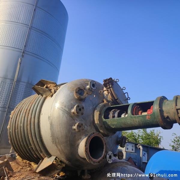 

2吨不锈钢蒸馏釜带搅拌冷凝器整套设备