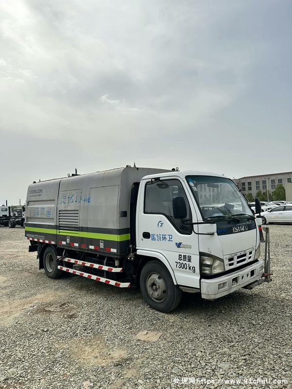 

2018国五中联五十铃护栏清洗车，120马力，4方水箱