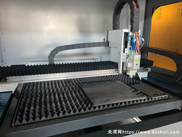

1390光纤激光切割机空间小操作简单切割碳钢不锈钢铝
