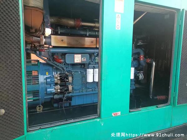 

玉柴1220静音箱发电机组800KW 300小时低价出售
