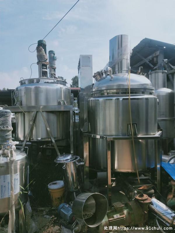 

1200升真空乳化机蒸汽加热液压升降配套齐全
