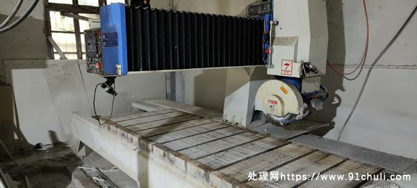 

正大单臂红外线切割机九五成新3.5万出售