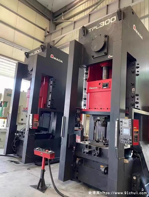 

阿玛达闭式300吨气动冲床1150x850台面