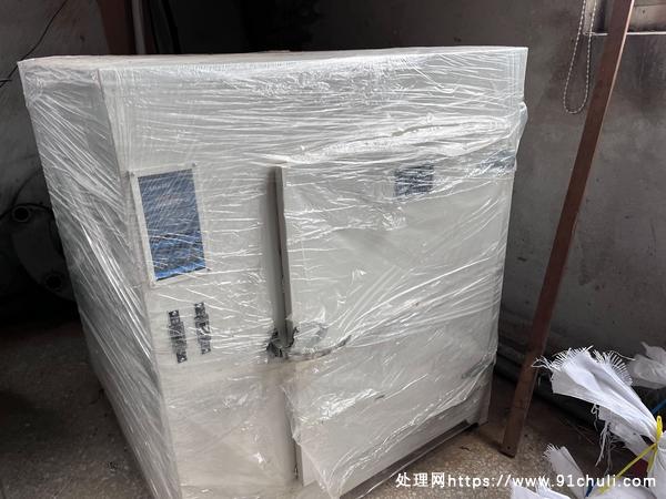 

不锈钢高温烘箱75×50×600-500度九九新