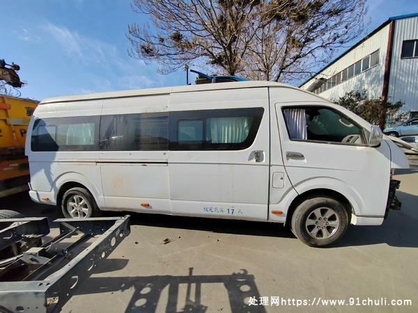 

野马纯电动中型客车白17座拆车件不含五大总成