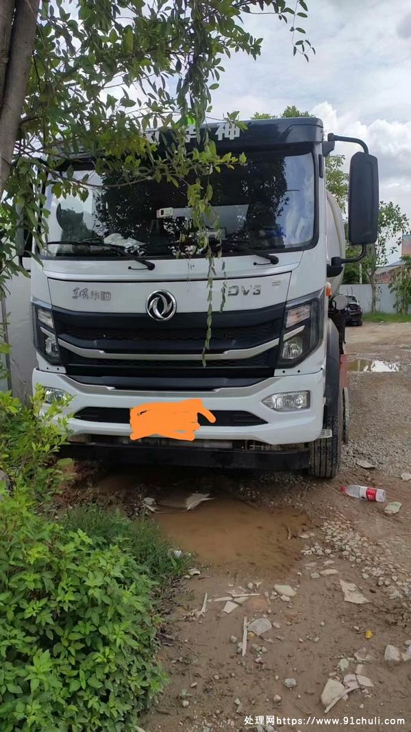

东风华神10吨油罐车，15.5方罐体，三仓油水两用
