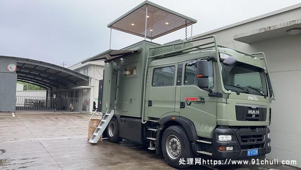 

豪沃消防车4门6座升顶房车